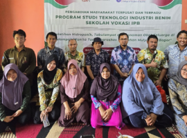 Sekolah Vokasi IPB University Berdayakan KWT Ciharashas Melalui Pelatihan Tabulampot dan Toga