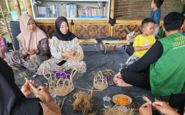 Tim PKK Ormawa Himagreto IPB University Inisiasi Kampung Berdaya, Tingkatkan Keterampilan Warga Desa
