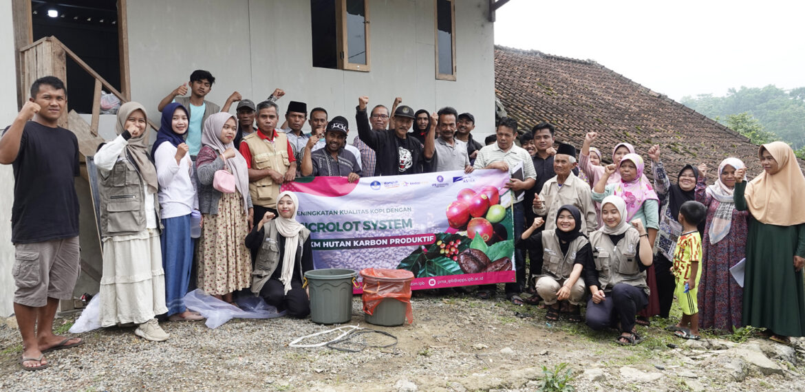 IPB University Berikan Pendampingan Pembuatan dan Penggunaan Pupuk Bioenzim untuk Kelompok Tani Hutan Desa Karangjaya