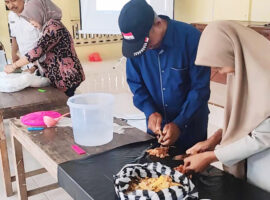 Mahasiswa Magang MBKM IPB University Berikan Pelatihan Ekoenzim kepada Masyarakat Desa Mlinjon