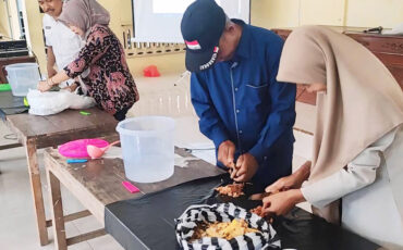 Mahasiswa Magang MBKM IPB University Berikan Pelatihan Ekoenzim kepada Masyarakat Desa Mlinjon