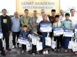 IPB University Salurkan Santunan untuk 1.120 Anak Yatim di 21 Desa Lingkar Kampus