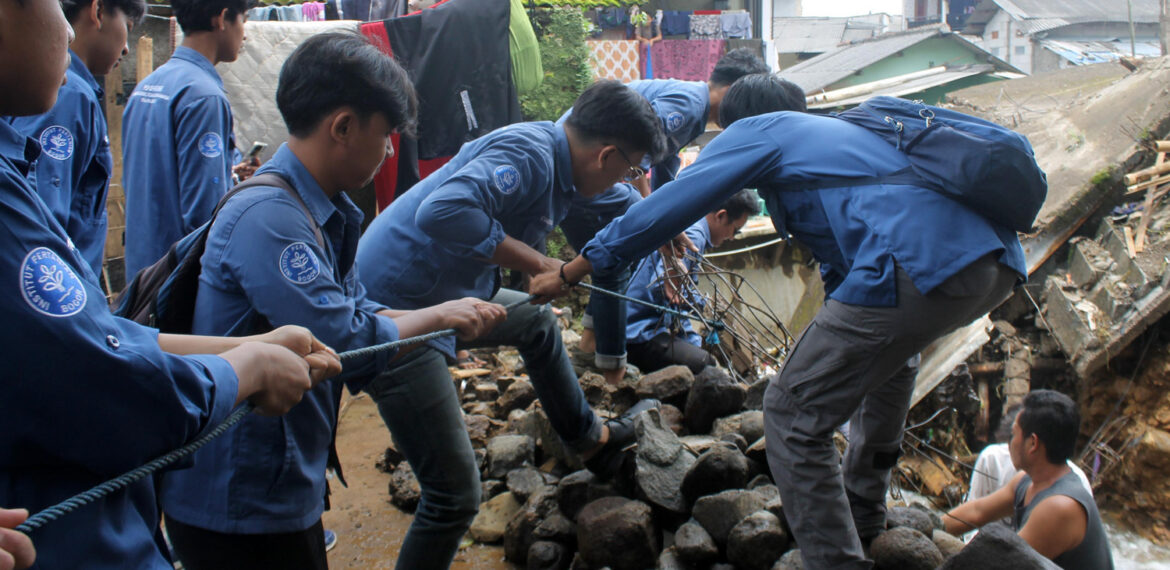 Mahasiswa IPB University Salurkan Bantuan untuk Korban Banjir di Cisarua Bogor