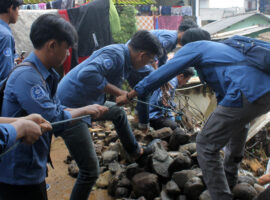 Mahasiswa IPB University Salurkan Bantuan untuk Korban Banjir di Cisarua Bogor