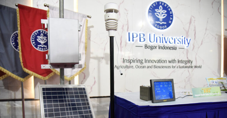 IPB University Inisiasi Komunitas Stasiun Cuaca Otomatis untuk Pertanian yang Lebih Tangguh Hadapi Perubahan Iklim