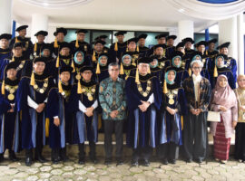 Maknai Nilai Keilmuan dan Budaya, Desain Toga Baru ‘Dhārā Sādhanīya’ Warnai Upacara Wisuda IPB University
