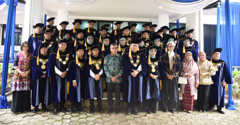 Maknai Nilai Keilmuan dan Budaya, Desain Toga Baru ‘Dhārā Sādhanīya’ Warnai Upacara Wisuda IPB University