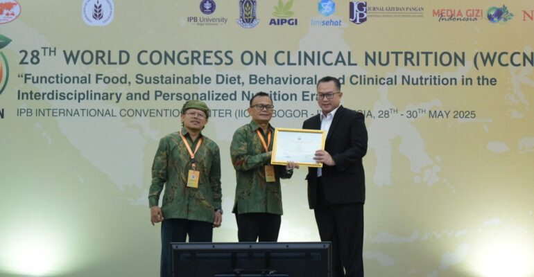 Rektor IPB University Diganjar Penghargaan atas Kepemimpinan Inovatif dalam Ketahanan Pangan dan Gizi