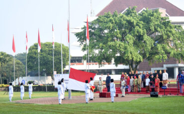Upacara Hardiknas IPB University 2025 Mendiktisaintek Serukan Kolaborasi Pendidikan yang Kuat dan Berdampak
