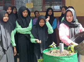 Arsitektur Lanskap IPB University Kenalkan ‘Garden Tower’ ke Masyarakat Kotabaru Kalsel 7