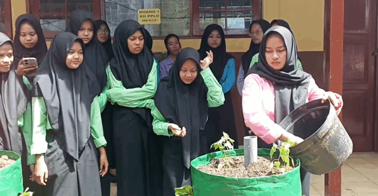 Arsitektur Lanskap IPB University Kenalkan ‘Garden Tower’ ke Masyarakat Kotabaru Kalsel 7