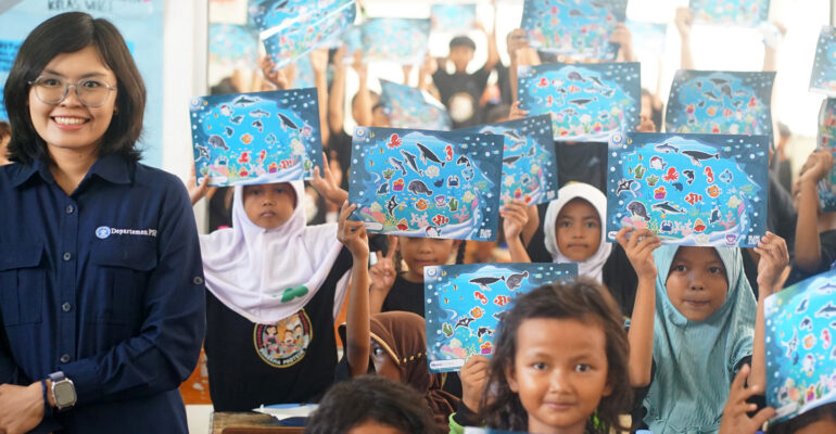 Peduli Gizi Anak, Mahasiswa IPB University dan KKP Ajak 170 Siswa dan Guru SDN Bojong Rangkas 03 Makan Ikan Bersama