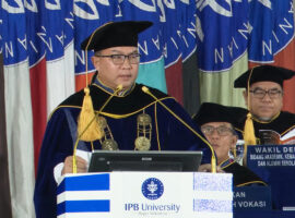 IPB University Wisuda 514 Lulusan, Rektor Tekankan Pentingnya Karya Nyata dan Adaptasi Perubahan