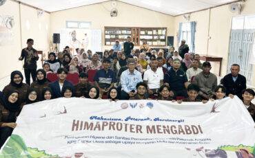 Mahasiswa IPTP IPB University Bawa Inovasi Antiseptik Celup Puting Daun Sirih untuk Peternak Cianjur Utara