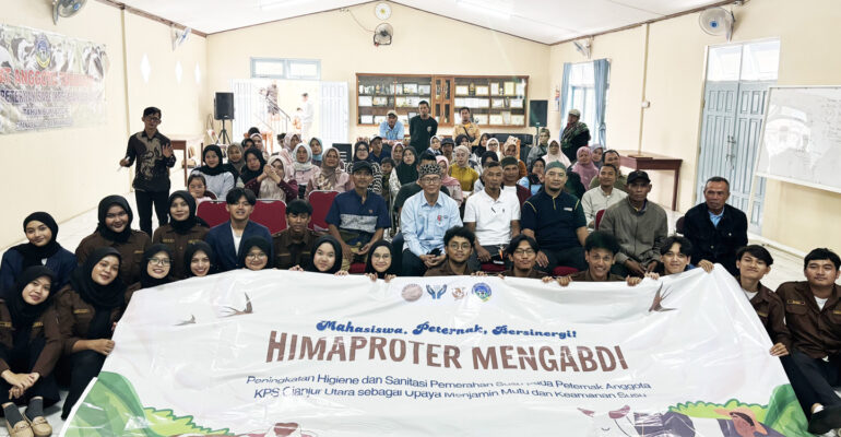 Mahasiswa IPTP IPB University Bawa Inovasi Antiseptik Celup Puting Daun Sirih untuk Peternak Cianjur Utara