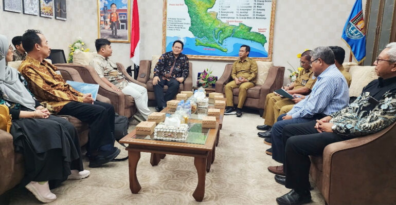 Akademisi IPB University Sambangi Bupati Cilacap Bahas Sampah sebagai Pusat Edukasi dan Inovasi