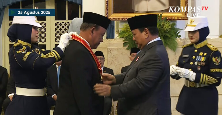 Dr Dadan Hindayana Raih Penghargaan Bintang Mahaputra Utama dari Presiden Republik Indonesia