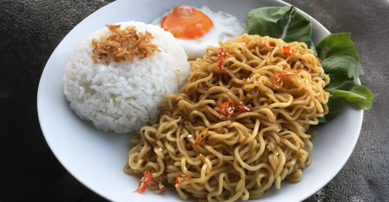 Masih Doyan Makan Mi Campur Nasi Dosen Gizi IPB University Paparkan Risiko Jangka Panjangnya