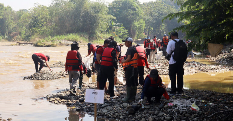 Setengah Ton Sampah Terangkat, Begini Cara Mahasiswa IPB University Rayakan Kemerdekaan
