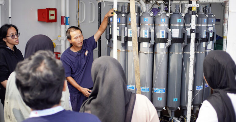 LRI i-MAR IPB University Adakan Scientific Joy Cruise di Atas Kapal Riset Tan Kah Kee