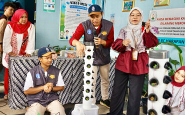 Pendidikan untuk Semua, DPMA IPB University Kenalkan Praktik Hidroponik di SLB BC Harapan Ibu