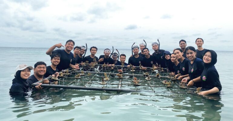 arm-ha-dan-bem-km-ipb-university-gelar-aksi-tanam-mangrove-dan-bersih-lingkungan-di-pulau-tidung