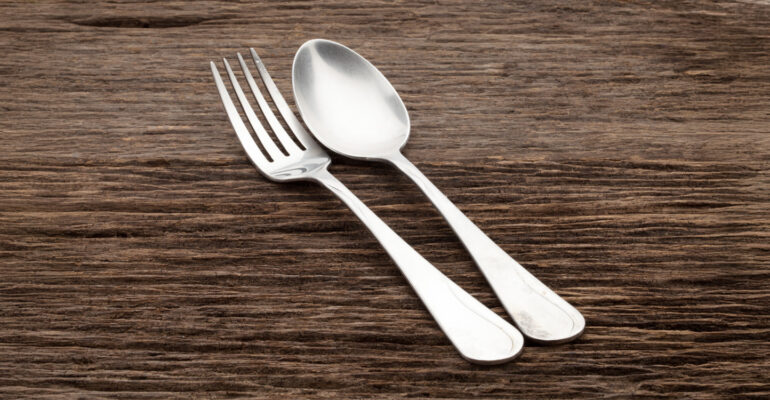 mitos-atau-fakta-garpu-dan-sendok-logam-bisa-percepat-empuknya-daging-ini-penjelasan-pakar-ipb-university