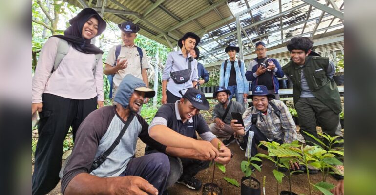 berdayakan-petani-lingkar-kampus-ipb-university-gandeng-ahli-bedah-rahasia-budi-daya-alpukat-miki-dan-siger