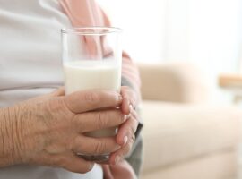 tidak-hanya-anak-dan-remaja-manula-pun-perlu-minum-susu