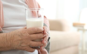 tidak-hanya-anak-dan-remaja-manula-pun-perlu-minum-susu
