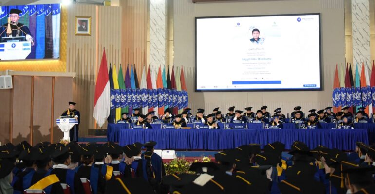 wisuda-bertabur-haru-ipb-university-berikan-apresiasi-gelar-sarjana-untuk-alm-anggit-yang-gugur-dalam-ekspedisi-patriot-di-papua