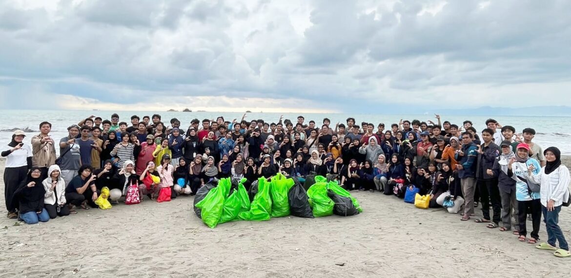 aksi-coastal-cleanup-mahasiswa-itk-ipb-university-di-pelabuhanratu