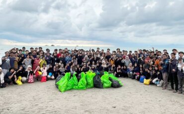aksi-coastal-cleanup-mahasiswa-itk-ipb-university-di-pelabuhanratu