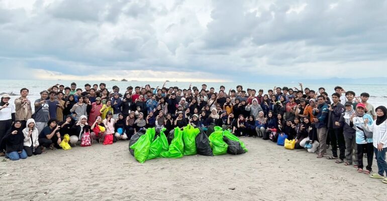 aksi-coastal-cleanup-mahasiswa-itk-ipb-university-di-pelabuhanratu