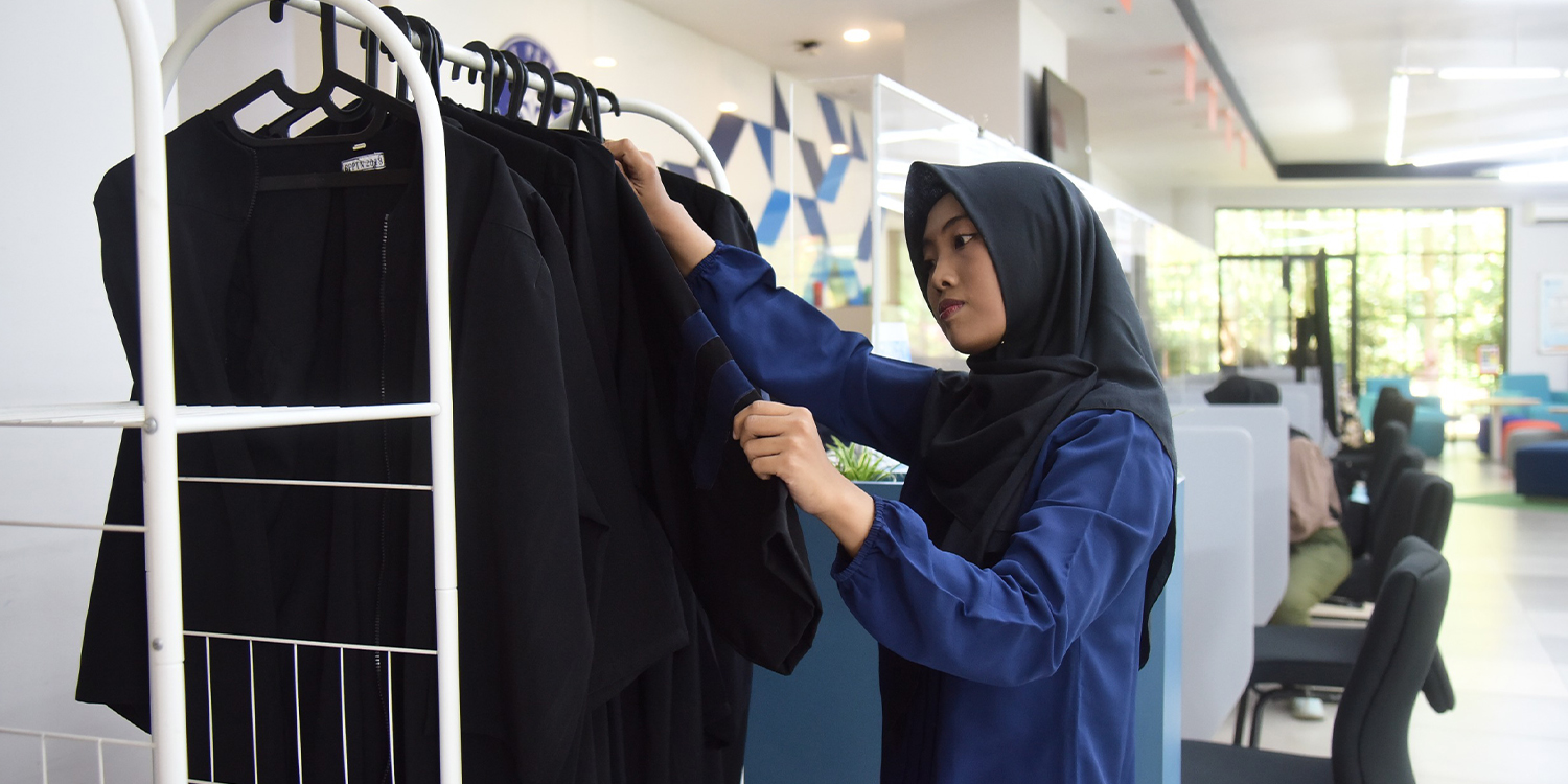 Momen Bahagia Pembagian Toga Sekolah Vokasi IPB