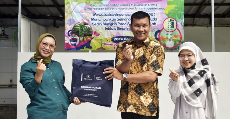 serasa-bermain-dosen-sv-ipb-university-ajak-siswa-tk-sinar-indonesia-bercocok-tanam-dengan-hidrogel