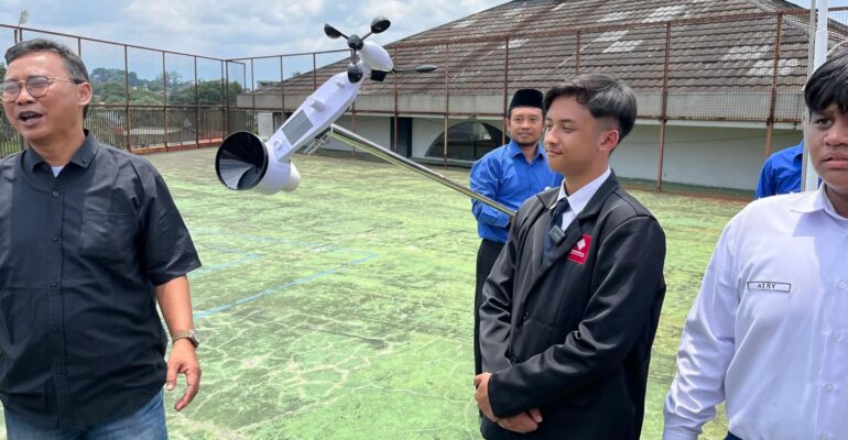 tingkatkan-literasi-sains-cuaca-dan-iklim-siswa-inovasi-aws-komunitas-hadir-di-smp-it-insantama-bogor