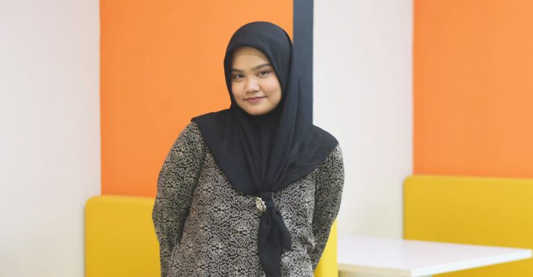 jadi-sarjana-pertama-di-keluarga-anak-buruh-pabrik-raih-predikat-lulusan-terbaik-ipb-university-berkat-beasiswa-kjmu