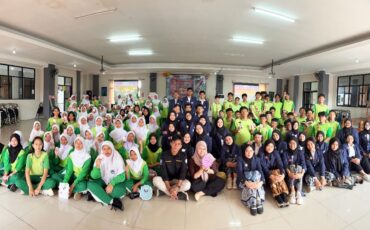 mahasiswa-analisis-kimia-sekolah-vokasi-ipb-edukasi-tentang-mikroba-dan-kebersihan-diri-di-smpn-5-kota-bogor