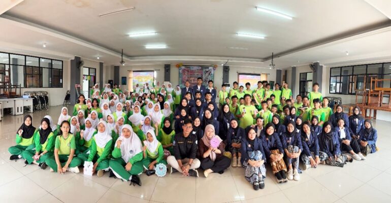 mahasiswa-analisis-kimia-sekolah-vokasi-ipb-edukasi-tentang-mikroba-dan-kebersihan-diri-di-smpn-5-kota-bogor