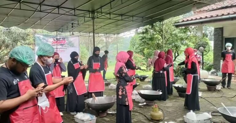 marandang-basamo-ipb-university-dan-papmm-siapkan-satu-ton-rendang-untuk-korban-bencana-di-sumatra