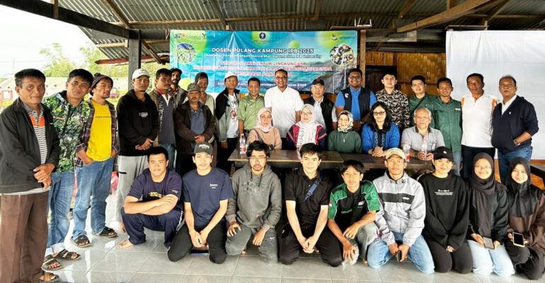 petani-desa-raya-kini-cakap-mengelola-limbah-kemasan-pestisida (1)