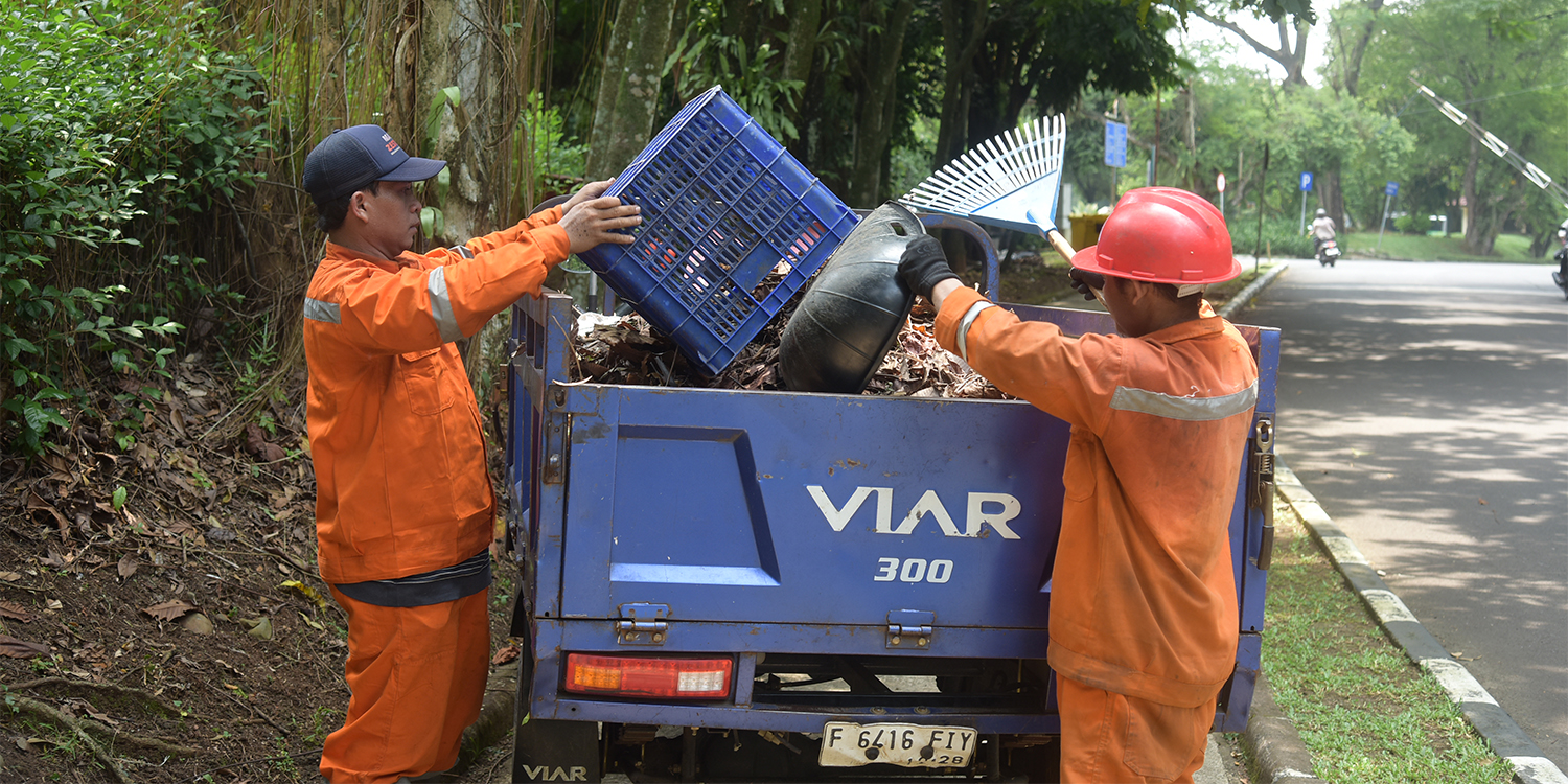 Aktivitas Petugas Kebersihan Kampus IPB University