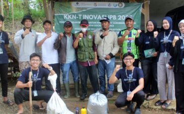 mahasiswa-ipb-university-gagas-ferternak-jawab-kendala-peternak-di-desa-sentra-buah-manggis-di-bogor