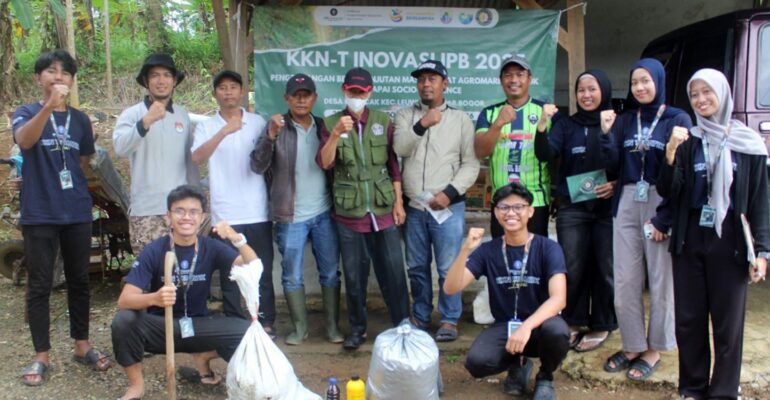mahasiswa-ipb-university-gagas-ferternak-jawab-kendala-peternak-di-desa-sentra-buah-manggis-di-bogor
