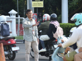 Petugas Menjaga Kampus