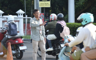 Petugas Menjaga Kampus