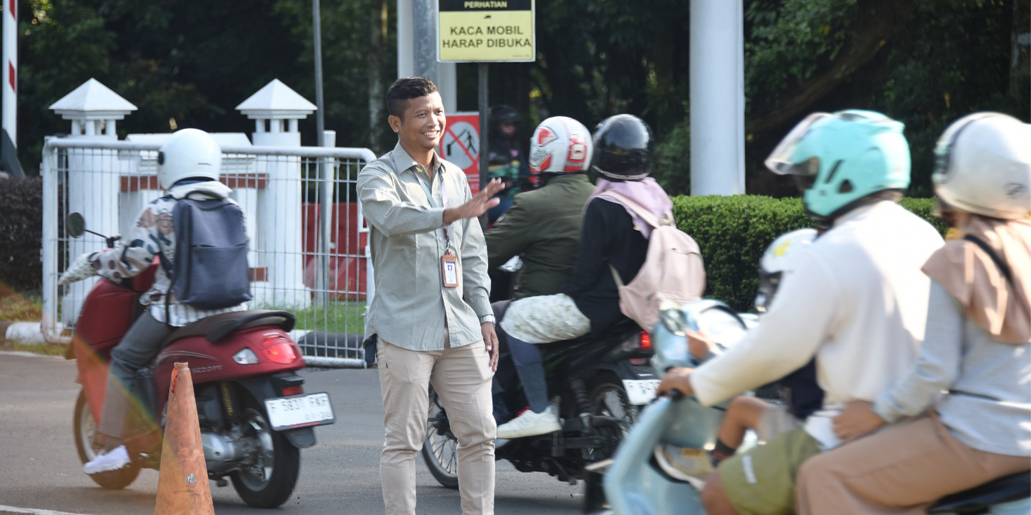 Rutinitas Petugas Menjaga Kampus Tetap Aman dan Nyaman