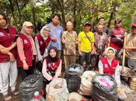 dari-timbunan-plastik-tak-terpakai-jadi-paving-bernilai-cerita-kkn-mahasiswa-ipb-university-di-babakan-sadeng.jpg