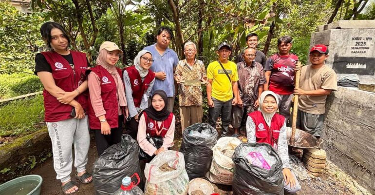 dari-timbunan-plastik-tak-terpakai-jadi-paving-bernilai-cerita-kkn-mahasiswa-ipb-university-di-babakan-sadeng.jpg